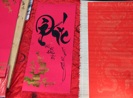 Người Hà Nội tấp nập xin chữ may mắn đầu năm